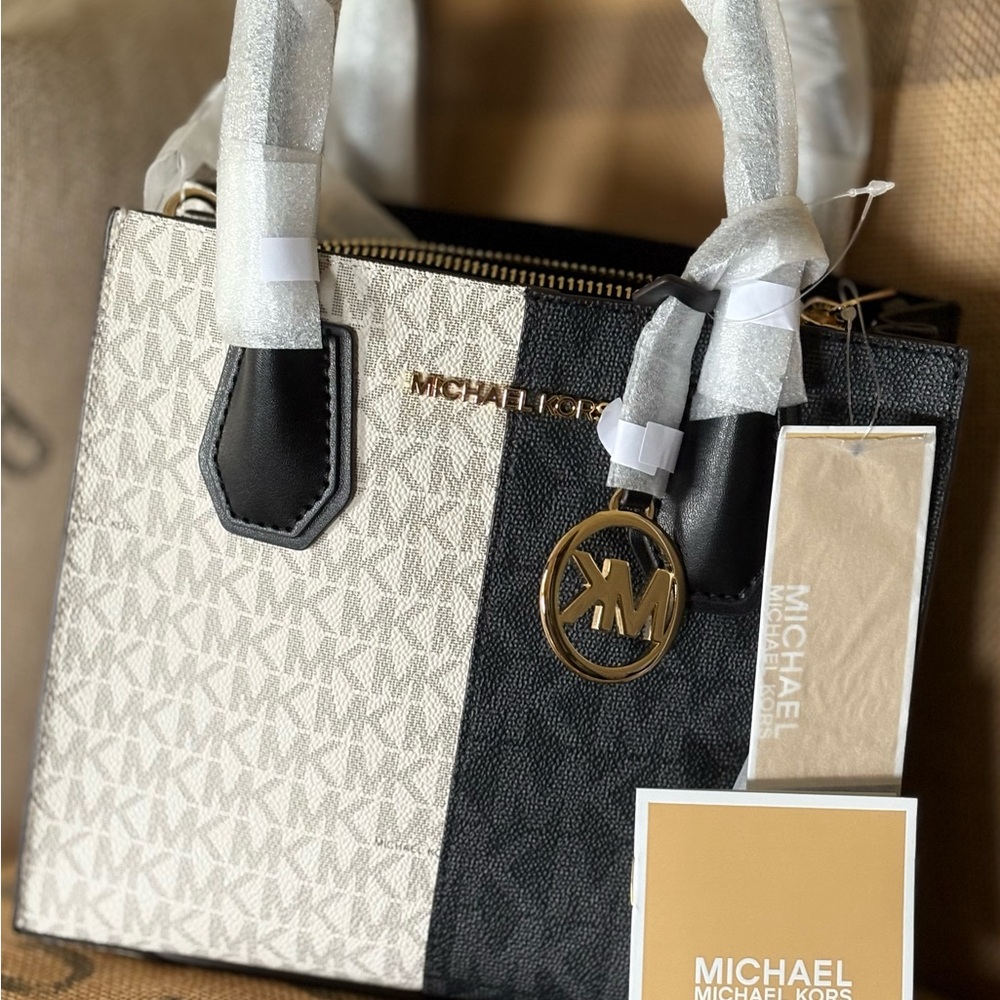 NWT 💯Authentic Michael Kors Medium Two-Tone Logo Crossbody Bag in Black - Picture 5 of 8
